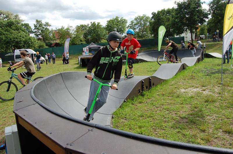 Po zahajovací jízdě se na pumptrackovou dráhu nadšeně vrhli mladí cyklisté i koloběžkáři.