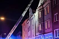 Noční zásah hasičů na Benešově náměstí. Hořel byt v podkroví.