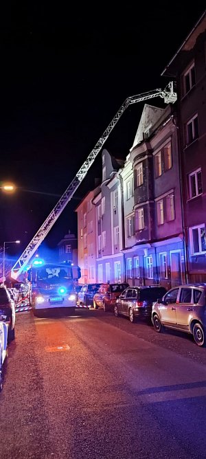 Noční zásah hasičů na Benešově náměstí. Hořel byt v podkroví.