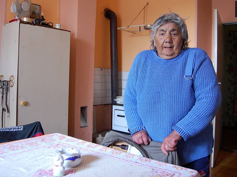 Růženě Hekové je 76 let a v ghettu bydlí více než dvě desetiletí. Ráda by šla do lepšího. "Tady jsou stěny furt mokré a v bytě je kanál, v létě to smrdí," vadí ženě.