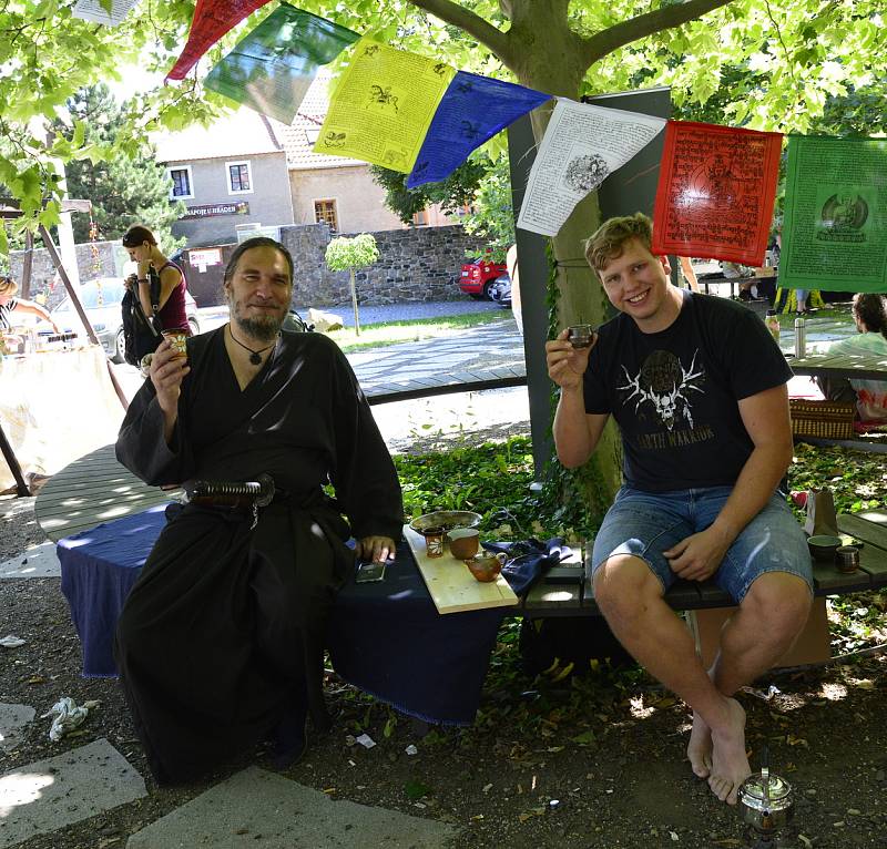 Festival amatérských čajových nadšenců na Studentském náměstí v Kadani.