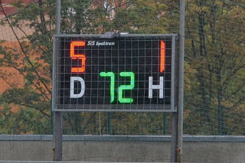 Chomutov (v modrém) v duelu s Chebem pokřil nové dresy. Byla z toho výhra 6:1.