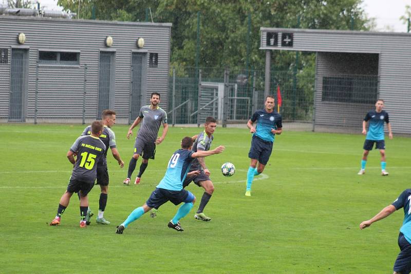 Chomutov (v modrém) v duelu s Chebem pokřil nové dresy. Byla z toho výhra 6:1.