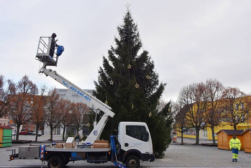 Zdobení vánočního stromu v Jirkově zabere hodiny.