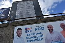 Billboard chomutovské SPD v patě Armabetonu. Budova stojí na pozemku firmy SADETO Consulting SE, ve které patří sedmdesát procent akcií manželce Alexandra Nováka.