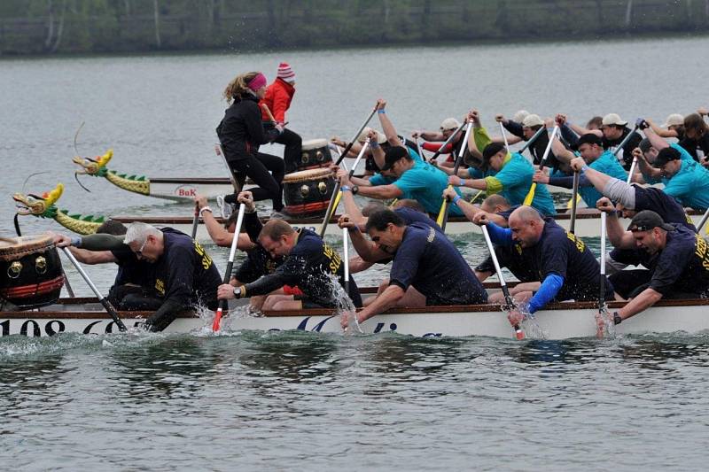 Dragon Cup - závod dračích lodí. Kamencové jezero 2013.