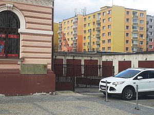 Garáže městského úřadu v Jirkově.
