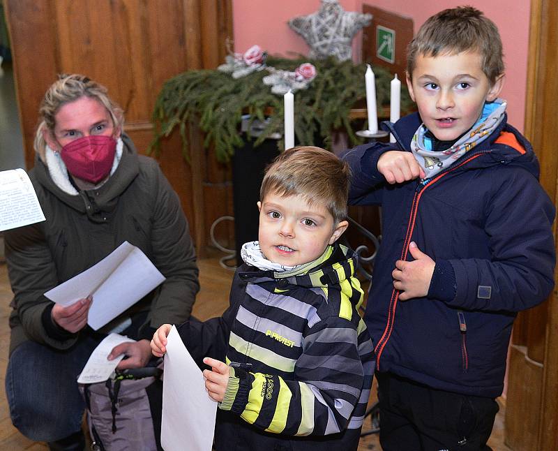 Na zámek Červený Hrádek dorazila spousta návštěvníků. Setkali se s andělem, truhlářem, rybářem, kuchařkou a dalšími postavami.