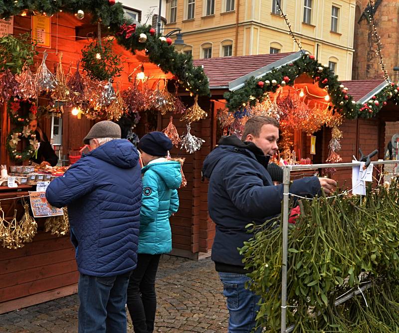 Adventní trhy v Chomutově a koncert v kostele sv. Kateřiny, kde vystoupil Pěvecký sbor Anonym.