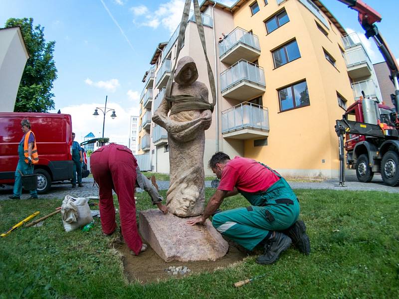 Instalace sochy sv. Prokopa, patrona horníků, v parčíku u chomutovské radnice. 