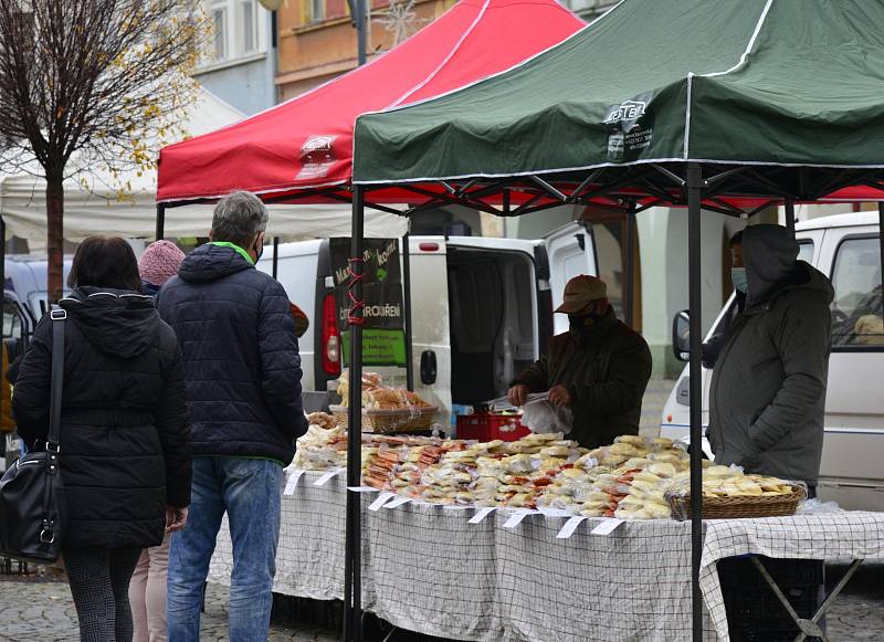 Farmářské trhy v Chomutově přilákaly mnoho zájemců. Prodejci přivezli spoustu zeleniny ovoce, koření, masné výrobky i vánoční ozdoby