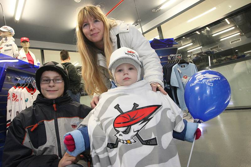 Fanshop Pirátů při svém otevření v roce 2012.