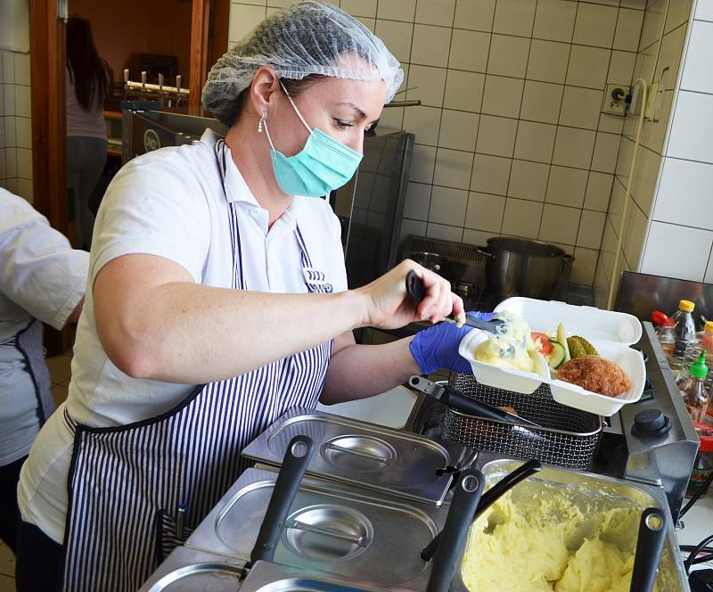 Pohostinství ve Chbanech funguje kousek od hranic okresů Chomutov a Louny. Na frekventované silnici kvůli uzavření okresů nejezdí tradiční zákazníci - chataři, cyklisté, výletníci.