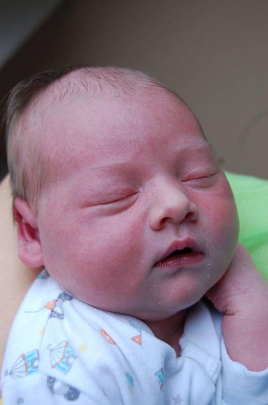 Vendulka Karičková se narodila 26. 10. v 11:58 hod. v chomutovské porodnici s mírou 54 cm a váhou 4 kg. Rodina je z Černovic.