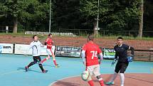 1. letní futsalová liga CHLMF a zápas Arsenál Chomutov - Astorie CHomutov 0:1, hráči Astorie Chomutov v červeném.