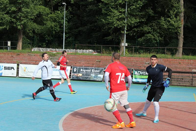 1. letní futsalová liga CHLMF a zápas Arsenál Chomutov - Astorie CHomutov 0:1, hráči Astorie Chomutov v červeném.