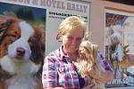 Majitelka psího hotelu Janette Thein s jedním z hostů.
