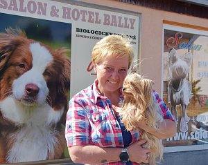 Majitelka psího hotelu Janette Thein s jedním z hostů.