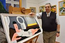 Odon Brummeisen vedle obrazu, který vyšil podle slavného belgického surrealisty René Magritta.