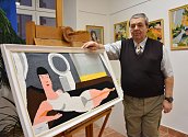 Odon Brummeisen vedle obrazu, který vyšil podle slavného belgického surrealisty René Magritta.