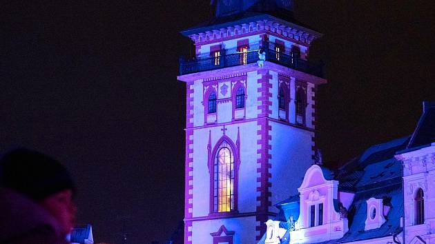 Městská věž v Chomutově se během roku při různých akcích odívá do různých barev, stává se promítacím plátnem a nebo při Hodině Země zcela potemní