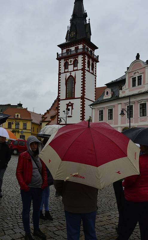 Na náměstí 1.Máje v Chomutově se při demonstraci sešlo kolem třiceti lidí, kteří nesouhlasí s nošením roušek a činností vlády.