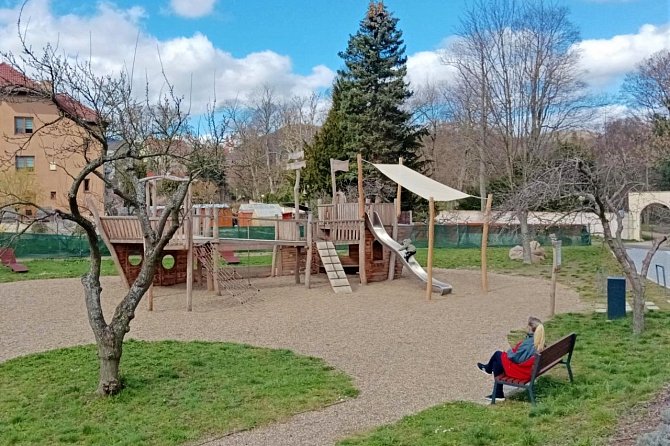 Dřevěné dětské hřiště mezi zámeckým a lázeňským parkem v Klášterci