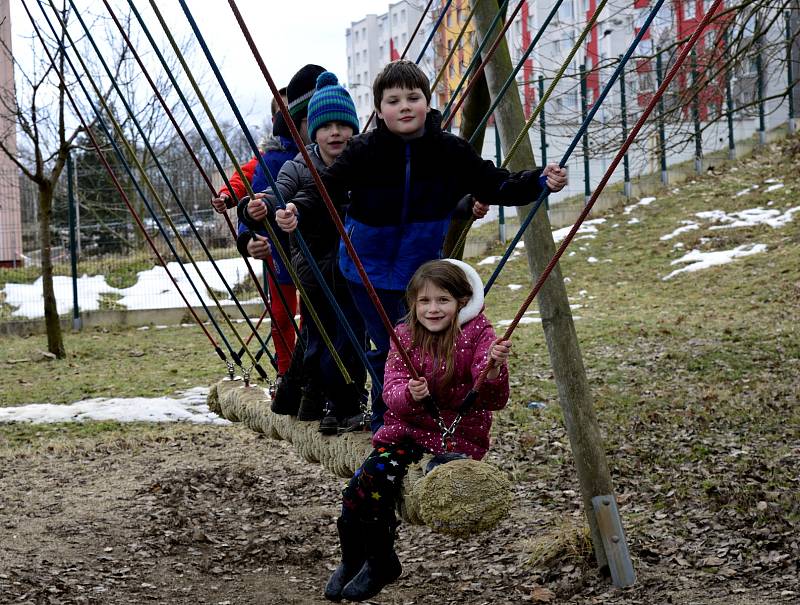 Děti si hrály na hřišti na sídlišti Borek v Jirkově.