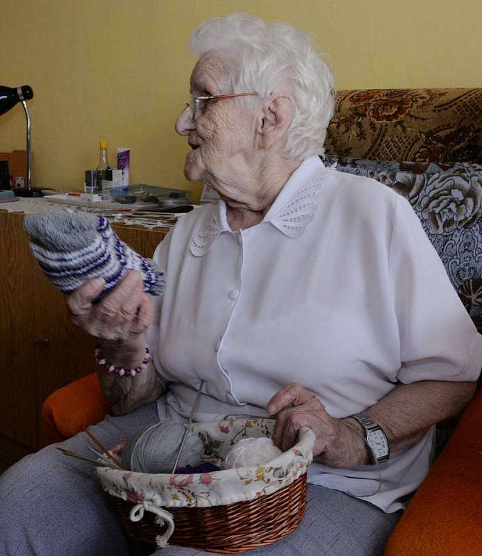 "Pořád pletu ponožky sestřičkám, ty jsou na mě moc hodné, a každému, kdo si řekne nebo mi dá vlnu. Nemůžu jen sedět a koukat," řekla paní Votavová, která si pletením krátila čas před příchodem komisařek. 