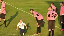 Málkov v růžových dresech doma porazil Vejprty na penalty.