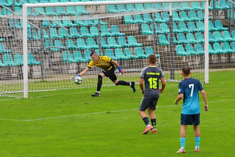 Chomutov (v modrém) v duelu s Chebem pokřil nové dresy. Byla z toho výhra 6:1.