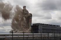 V Prunéřově odstřelili 200 metrů vysoký elektrárenský komín
