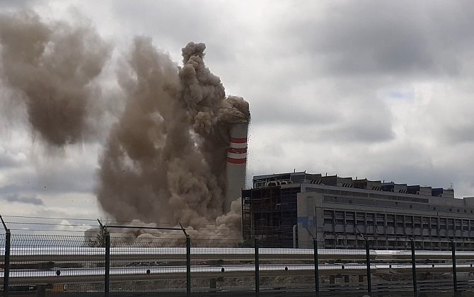 V Prunéřově odstřelili 200 metrů vysoký elektrárenský komín.