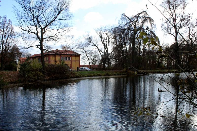 Park u zámku Červený Hrádek.