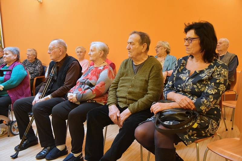 Společným dárkem pro obyvatele kadaňského domova pro seniory bylo povídání s Ivou Hüttnerovou.