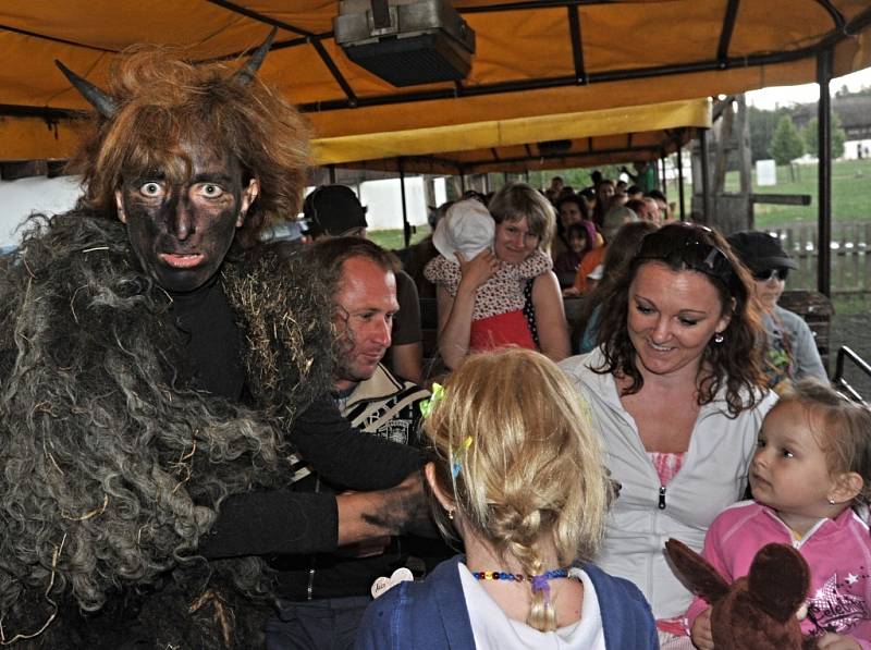 PRAVĚCÍ LIDÉ, ANDĚLÉ, ČERTI, VODNÍCI. To a ještě více viděli ti, kteří o víkendu zamířili na pohádkové safari do zooparku.