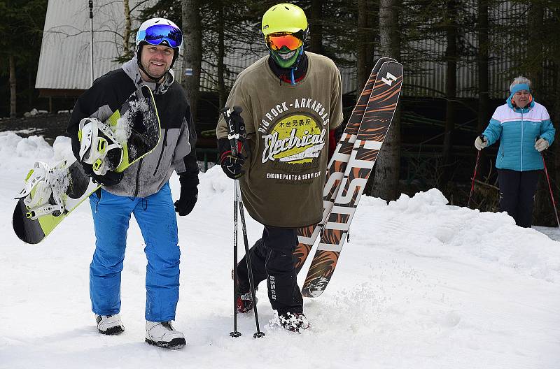 Párty u bazénu ve Ski areálu Alšovka u Klášterce nad Ohří.