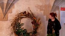Ženy v Kadani si vyzkoušely tvorbu květinové výzdoby v rámci workshopu floristky Martiny Šedové, která ho uspořádala v refektáři františkánského kláštera. Vyrobené květiny a květinové dekorace pak vyzdobily prostory historického kláštera.