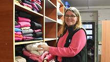 Vedoucí Klokánku Karin Sobotková má radost z nových regálů ve skladu s oblečením. Konečně je vše přehledné.