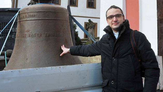 Zvon obr se už brzy dočká svého jména. „Mě by se líbil třeba Maxmilián,“ nechal se slyšet farář páter Artur Ściana. 