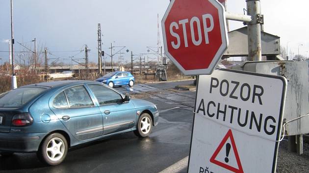 Závory před přejezdem  na silnici I/ 13 "nešly"  téměř týden.