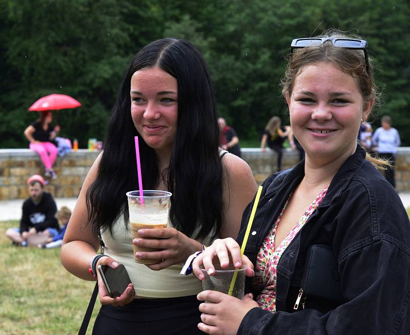 V Kadani pod hradbami na nábřeží Maxipsa Fíka proběhl multižánrový festival Vysmáté léto.