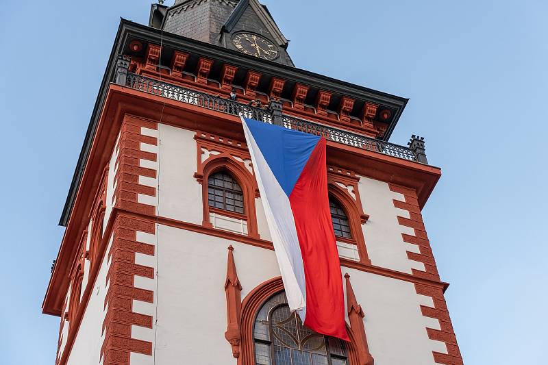 V předvečer oslav vzniku republiky se na chomutovské věži objevila vlajka ČR.  (27.10.2020)