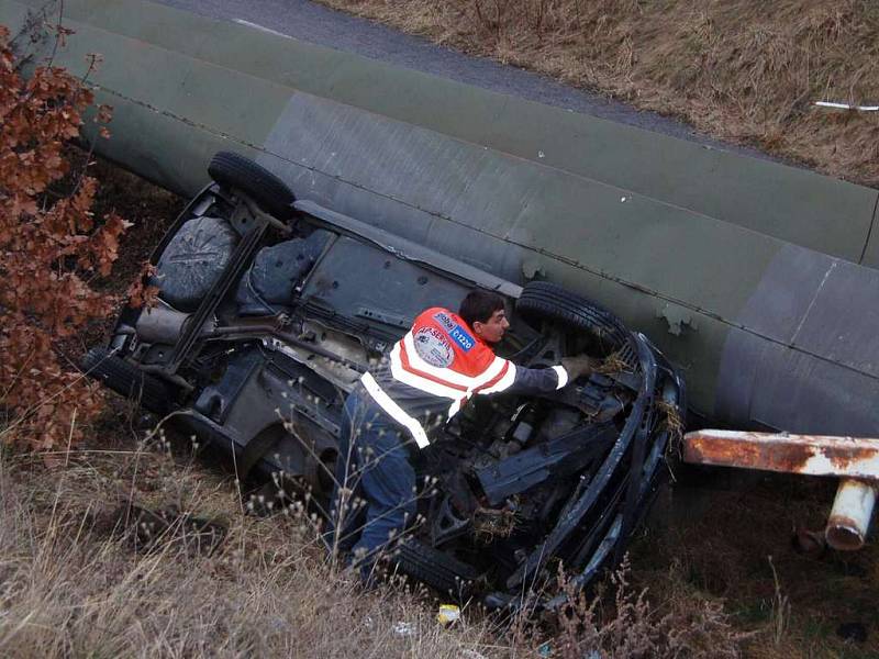 Auto sjelo u bauMaxu do příkopu.