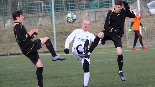 FC Chomutov - FC Mariánské Lázně 2:3, domácí hráči v bílém.