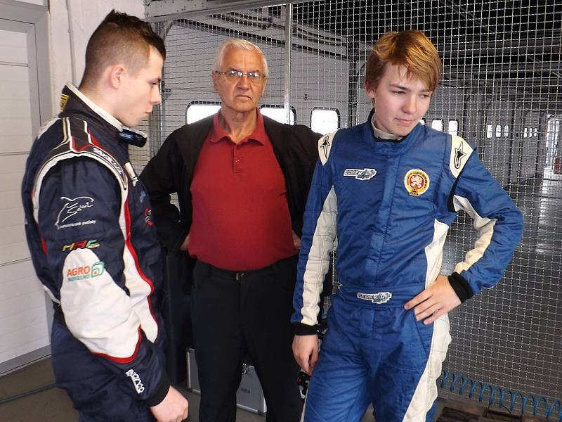 Václav Šafář (vlevo) z chomutovského týmu Chabrmotorsport pojede o víkendu formulový závod. Největším soupeřem mu bude Petr Semerád (vpravo)