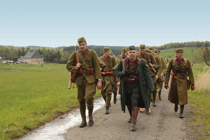 Nadšenci pro válečnou historii vyrazili po stopách jednotek Stráže obrany státu v Krušných horách.