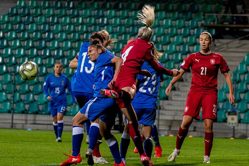 České fotbalistky (v červeném) v zápase s Azerbájdžánem.