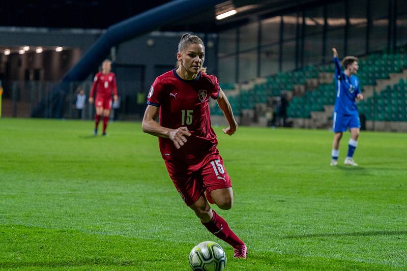 České fotbalistky (v červeném) v zápase s Azerbájdžánem.