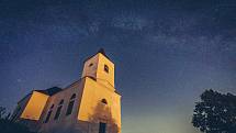 Kometa C/2020 F3 (Neowise) byla na noční obloze k vidění také na Chomutovku. Na snímku je kostel Sv. Václava v obci Kalek v Krušných horách.